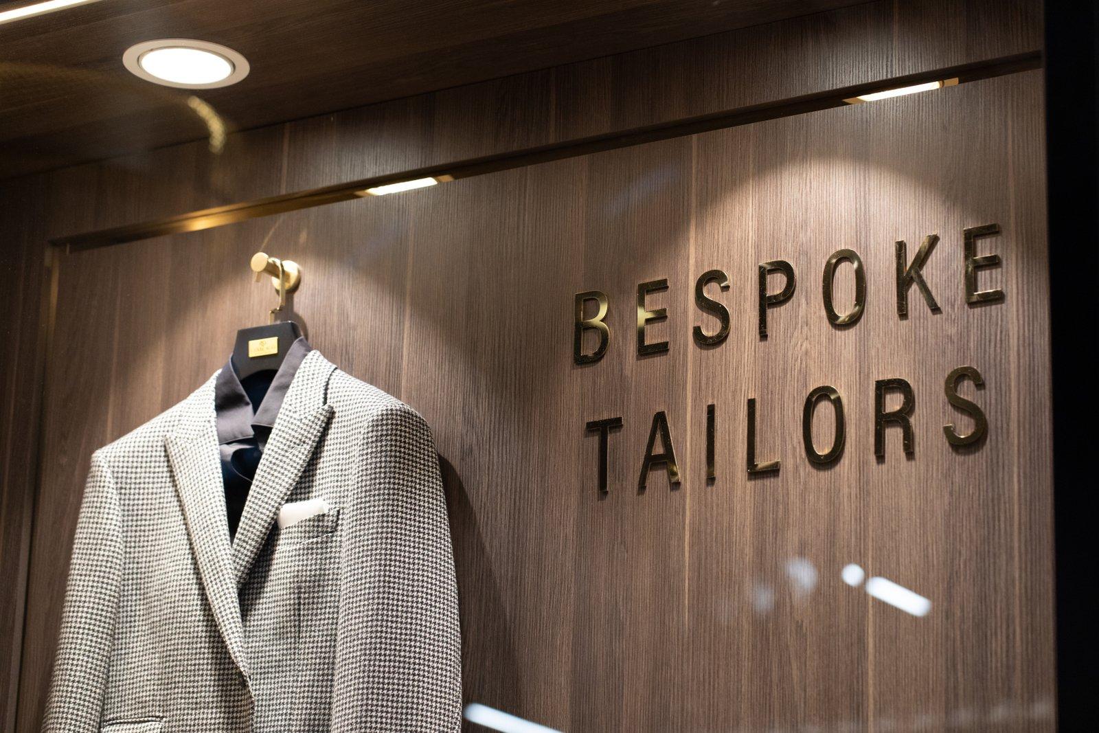 Tailored suit — photo 1